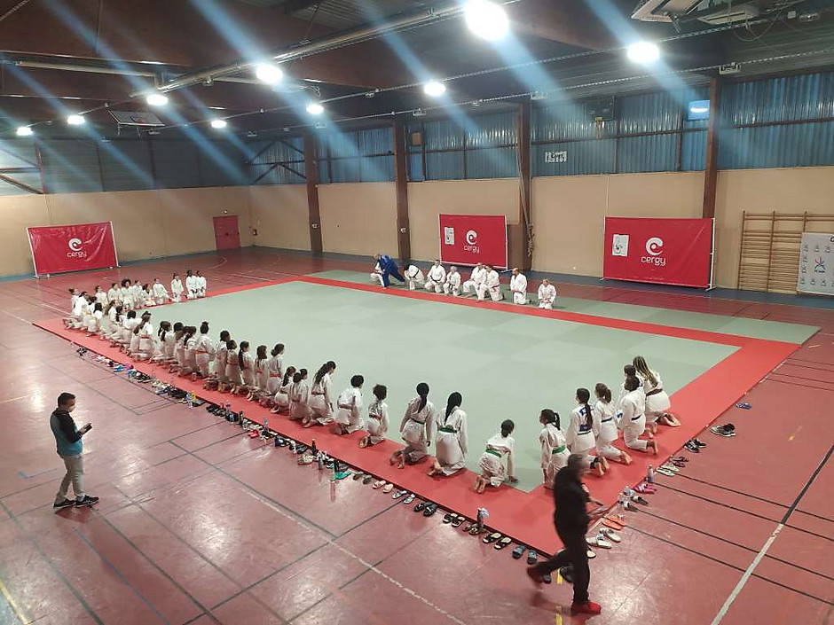 Entrainement féminin d'arts martiaux le 08 mars - voir en plus grand : (fenêtre modale)