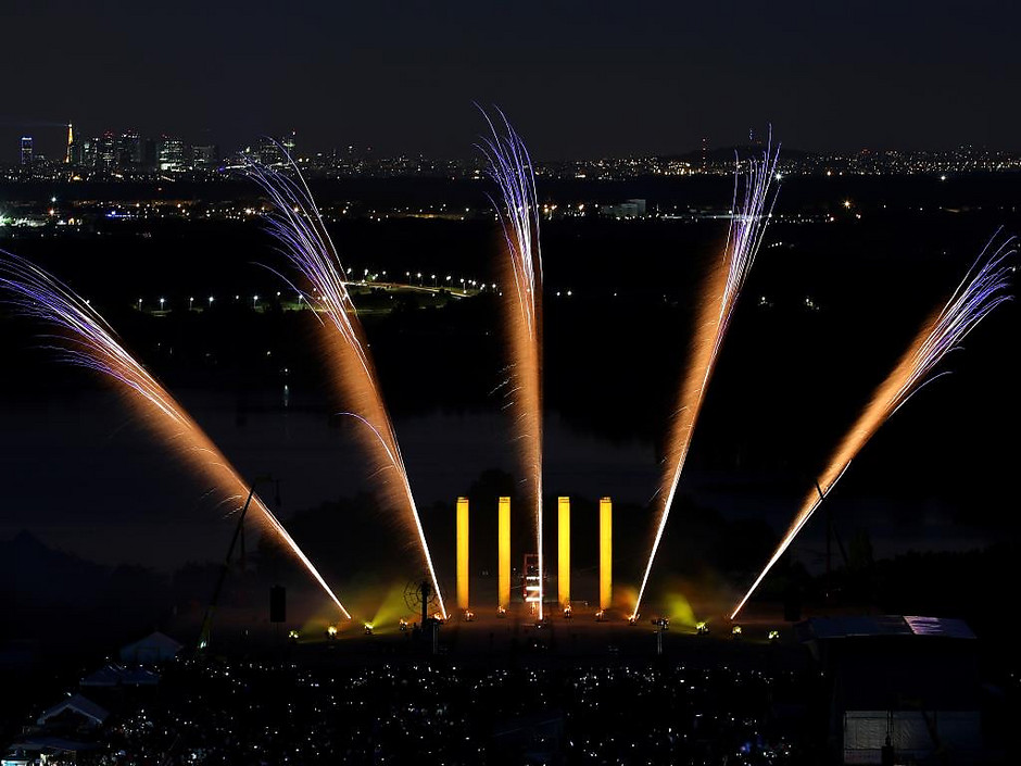 Feu d'artifice "explosif circus" pour les 50 ans de Cergy, à l'Esplanade de Paris. - voir en plus grand : (fenêtre modale)