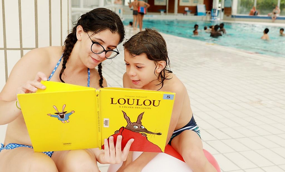 Nage et bouquinage dans la piscine de l'Axe Majeur, le 7 juillet - voir en plus grand : (fenêtre modale)
