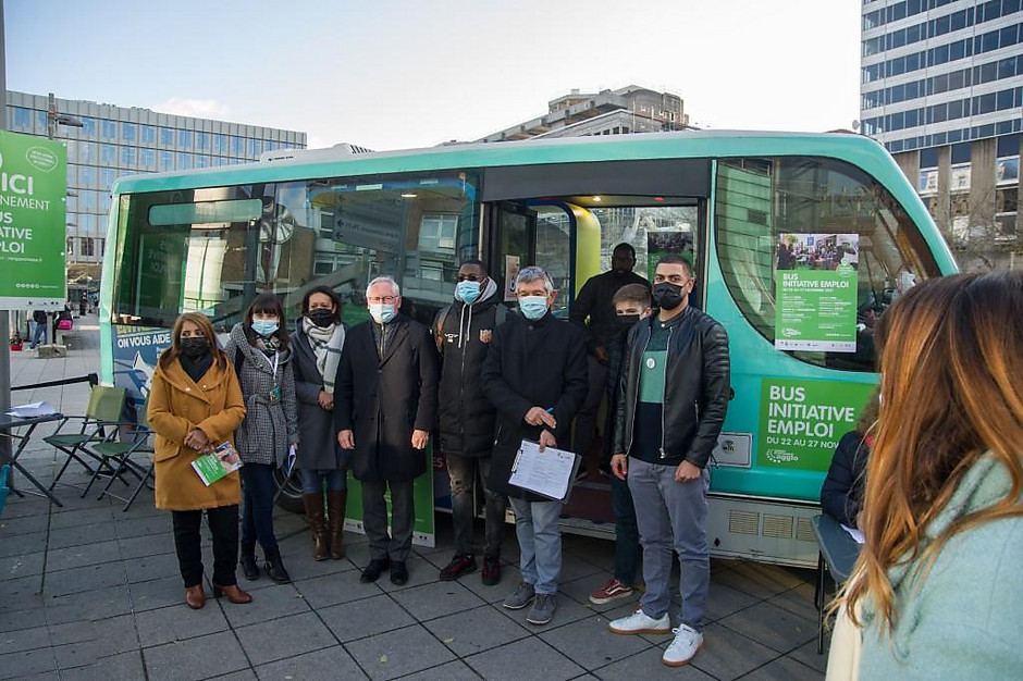 Passage du Bus initiative emploi le 22 novembre, à Cergy Préfecture - voir en plus grand : (fenêtre modale)