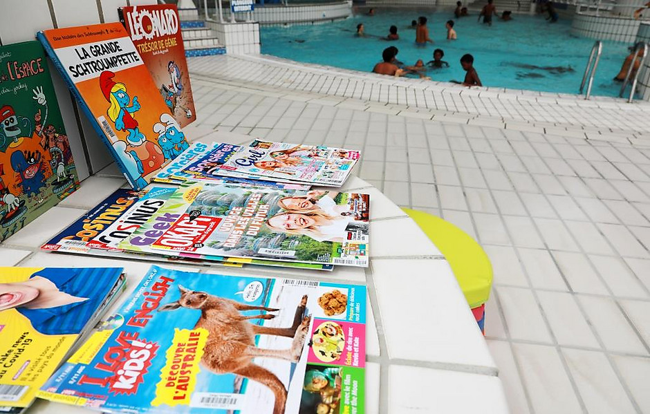 Nage et bouquinage dans la piscine de l'Axe Majeur, le 7 juillet - voir en plus grand : (fenêtre modale)