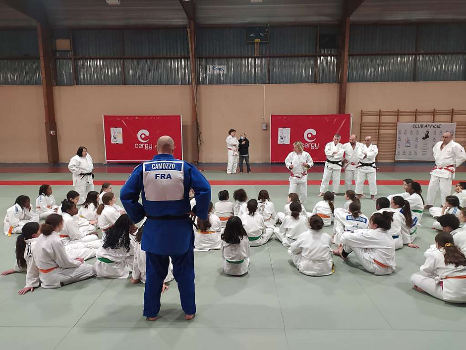 Entrainement féminin d'arts martiaux le 08 mars - voir en plus grand : (fenêtre modale)
