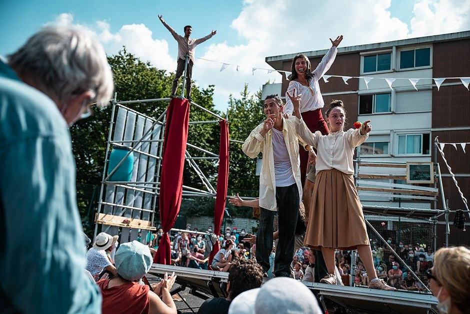 Cergy Soit ! Rendez-vous #2, Compagnie Dyptik dans la cour de l'école élémentaire des Touleuses, 5 septembre - voir en plus grand : (fenêtre modale)