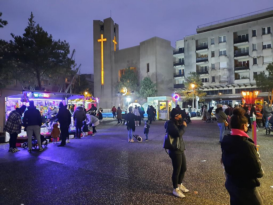 Fête foraine sur la place du Nautilus dans le quartier des Hauts-de-Cergy, 15 décembre - voir en plus grand : (fenêtre modale)
