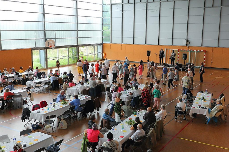 Thé dansant des seniors, le 7 juillet au gymnase des Grès - voir en plus grand : (fenêtre modale)