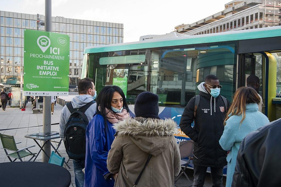 Passage du Bus initiative emploi le 22 novembre, à Cergy Préfecture - voir en plus grand : (fenêtre modale)