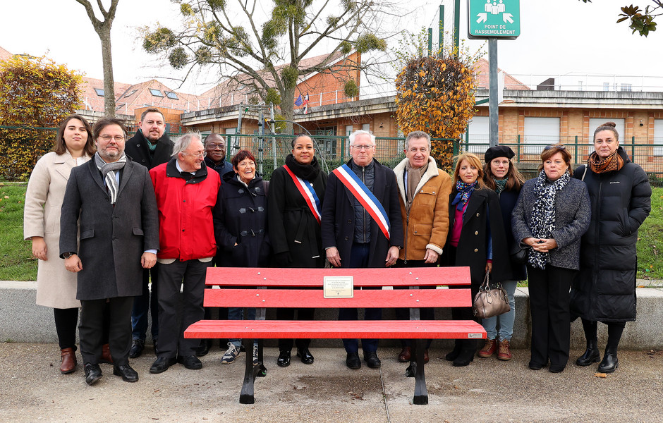 Inauguration du banc rouge, le 25 novembre dernier - voir en plus grand : (fenêtre modale)