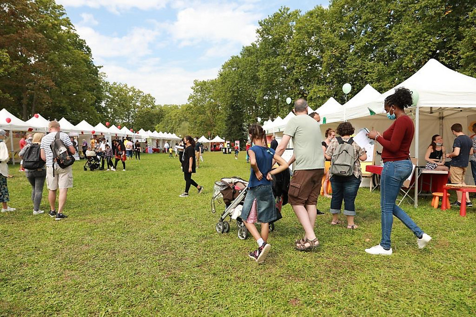 Journée des associations dans le parc François Mitterrand (Grand Centre), 4 septembre - voir en plus grand : (fenêtre modale)
