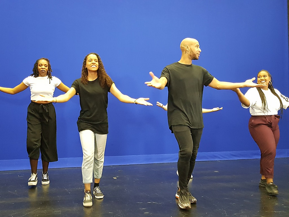 Tournage du tutoriel de la danse des 50 ans de Cergy avec Gator et ses élèves du CFD, à Visages du monde en février 2019 - voir en plus grand : (fenêtre modale)