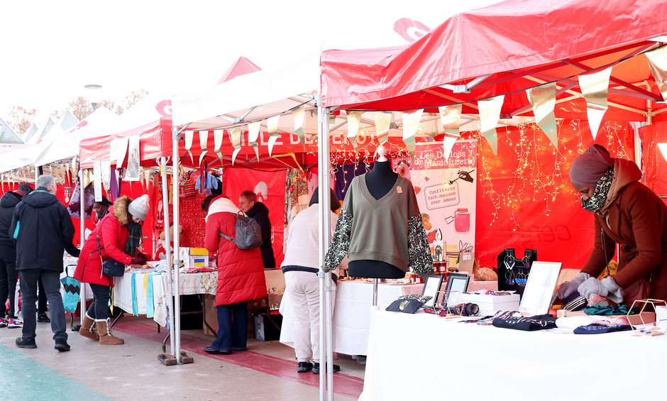 Place à la fête et au marché de Noël sur la place des Touleuses, 17 décembre - voir en plus grand : (fenêtre modale)