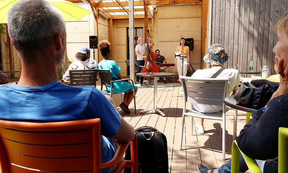 Terrasses Musicales- prestation du Groupe Houn le 21 juin 2022 à la médiathèque de l'Horloge - voir en plus grand : (fenêtre modale)