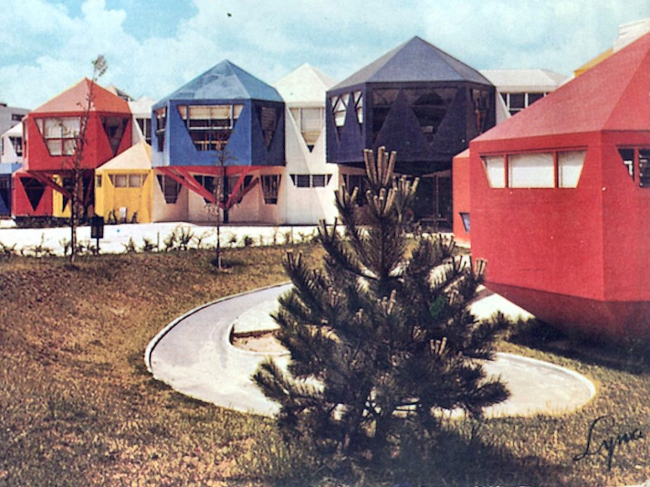 Ecole des Plants, première école de Cergy ville nouvelle, inaugurée en 1971 - voir en plus grand : (fenêtre modale)