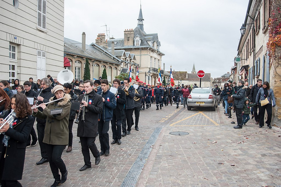 Cortège vers le cimetière - voir en plus grand : (fenêtre modale)