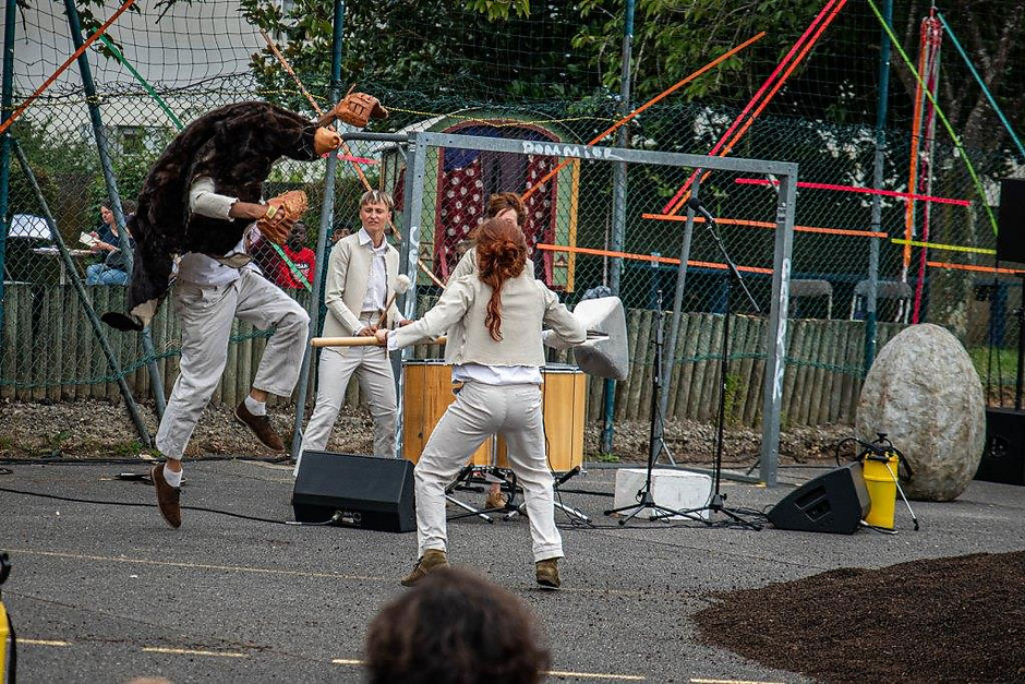 Cergy Soit ! Rendez-vous #5, Compagnie Mycélium dans la cour de l'ancienne école de la Lanterne, 25 septembre - voir en plus grand : (fenêtre modale)