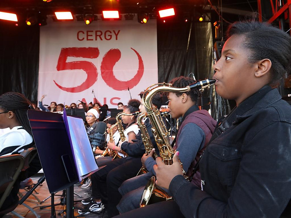 La Grande scène, à l'Esplanade de Paris pour Cergy en fête. - voir en plus grand : (fenêtre modale)