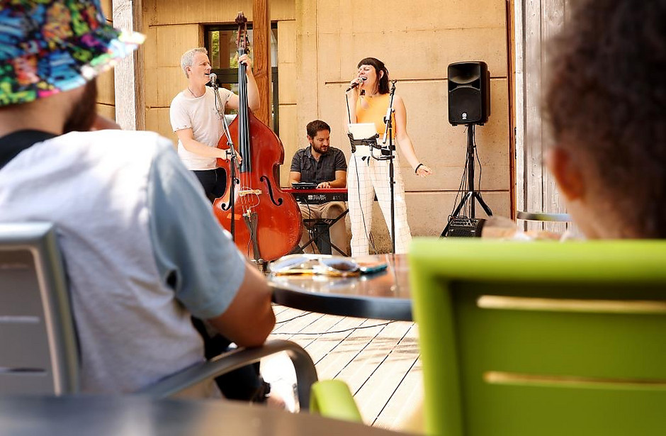 Terrasses Musicales- prestation du Groupe Houn le 21 juin 2022 à la médiathèque de l'Horloge - voir en plus grand : (fenêtre modale)