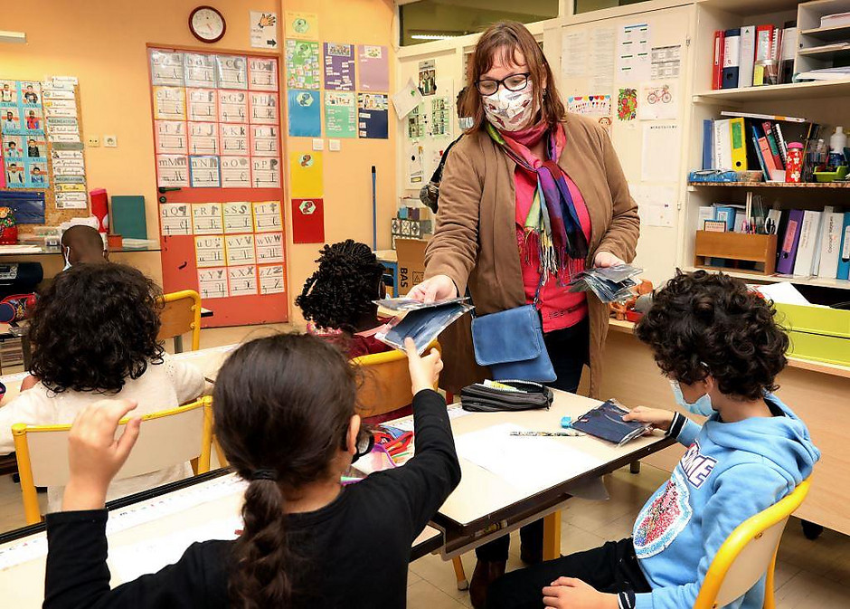 Distribution de masques à l'école chemin Dupuis, avec l'adjointe au maire Claire Beugnot, novembre 2020 - voir en plus grand : (fenêtre modale)
