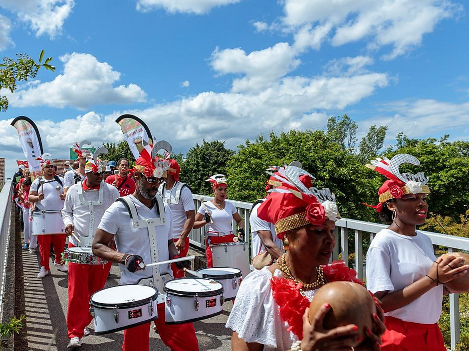 Parade déambulatoire allant jusqu'à l'Esplanade de Paris.  - voir en plus grand : (fenêtre modale)