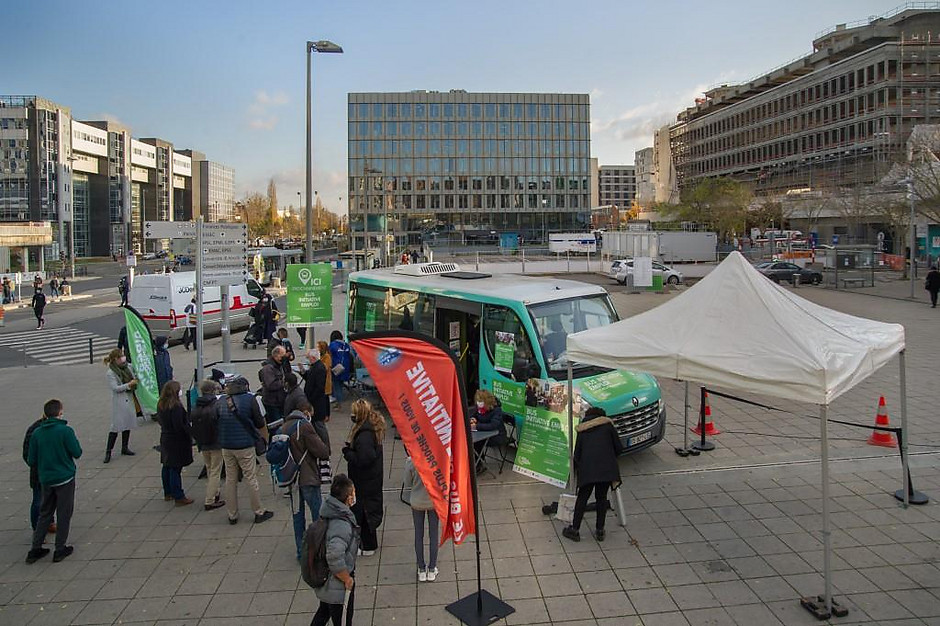 Passage du Bus initiative emploi le 22 novembre, à Cergy Préfecture - voir en plus grand : (fenêtre modale)