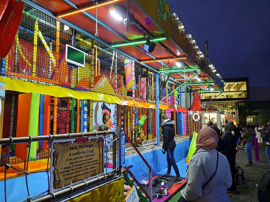 Fête foraine sur la place du Nautilus dans le quartier des Hauts-de-Cergy, 15 décembre - voir en plus grand : (fenêtre modale)
