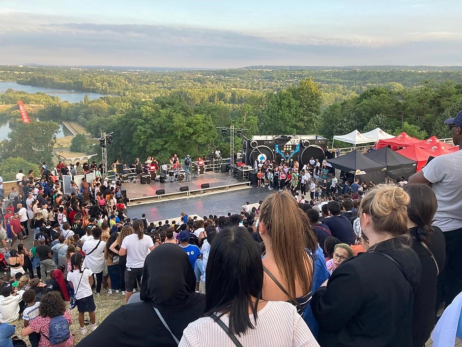 Fête de la musique sur l'Esplanade de Paris le 21 juin - voir en plus grand : (fenêtre modale)