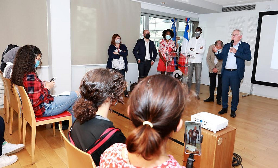 Cérémonie de clôture du Conseil des jeunes, 1er juillet à l'Hôtel de ville avec le maire Jean-Paul Jeandon - voir en plus grand : (fenêtre modale)