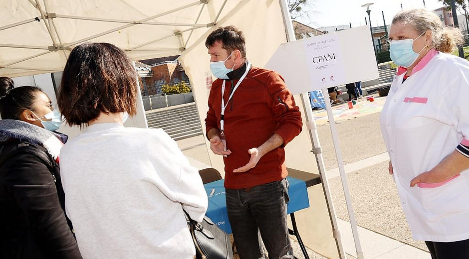 Village santé devant l'hôtel de ville le 8 mars - voir en plus grand : (fenêtre modale)