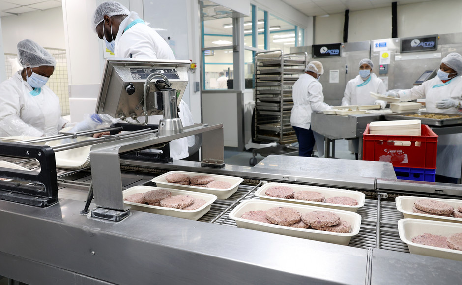 Visite de la cuisine centrale SOGERES par des parents d'élèves - voir en plus grand : (fenêtre modale)
