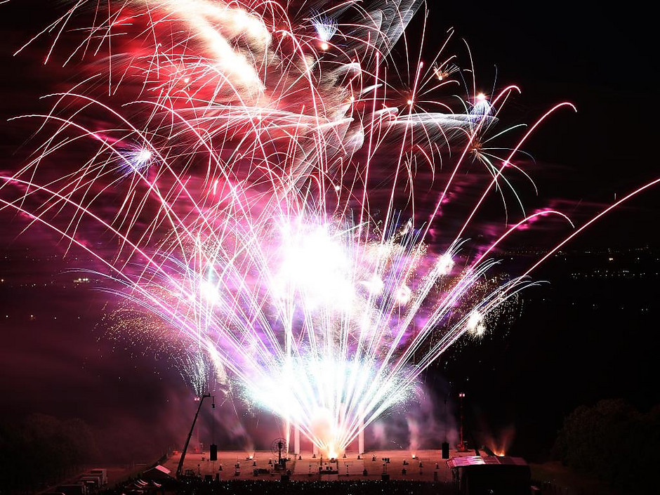 Feu d'artifice "explosif circus" pour les 50 ans de Cergy, à l'Esplanade de Paris. - voir en plus grand : (fenêtre modale)
