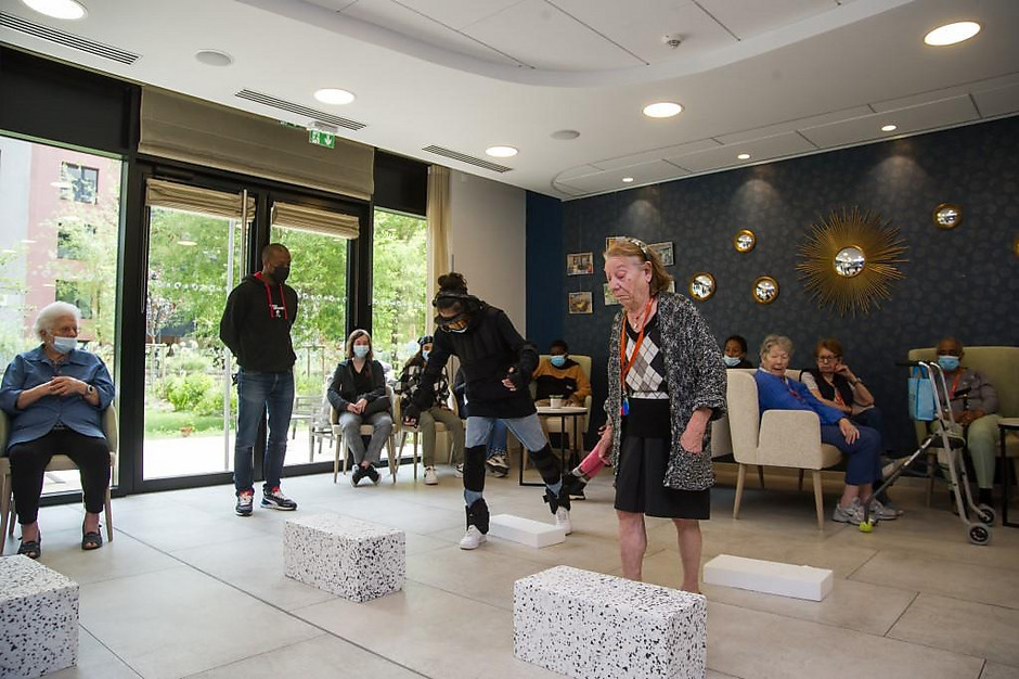 Simulation vieillissement avec le Conseil des jeunes, le 25 mai à la résidence seniors DOMITYS - voir en plus grand : (fenêtre modale)