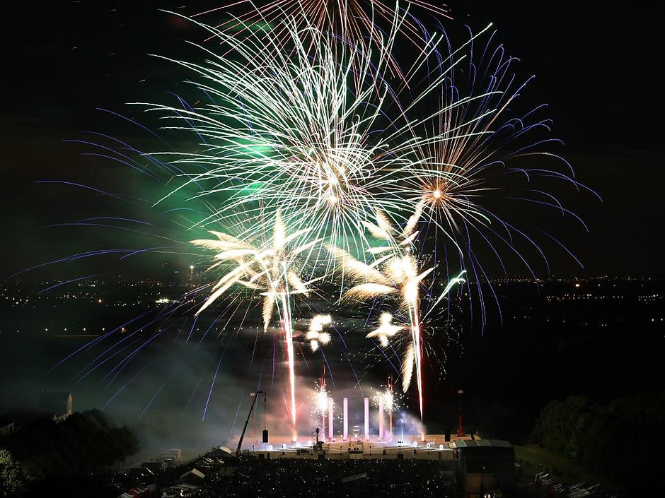 Feu d'artifice "explosif circus" pour les 50 ans de Cergy, à l'Esplanade de Paris. - voir en plus grand : (fenêtre modale)
