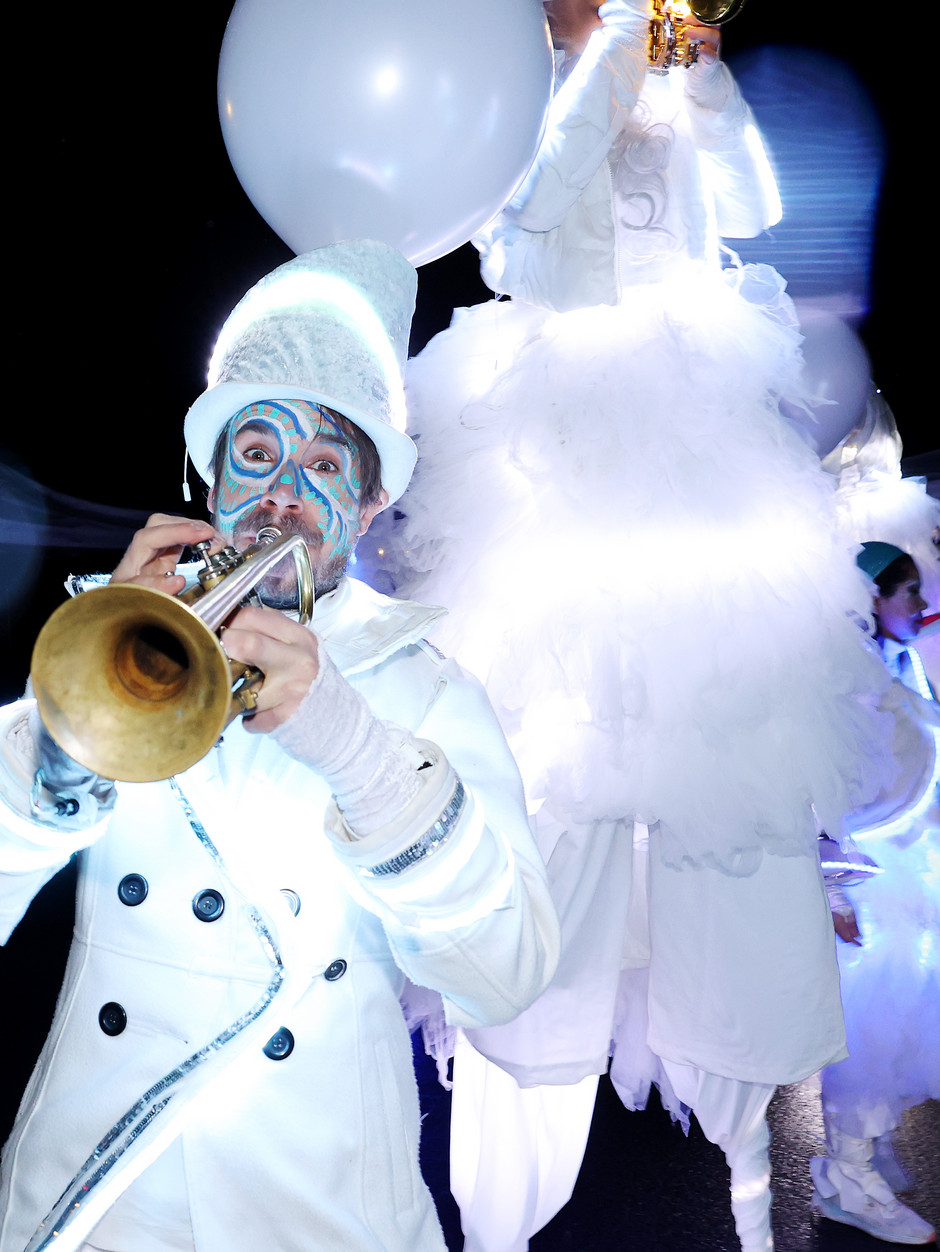 Faites des lumières : parade lumineuse, spectacle de feu et atelier de Noël au Village, 18 décembre - voir en plus grand : (fenêtre modale)