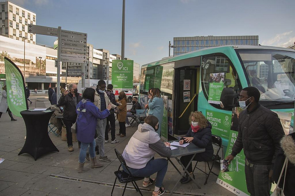 Passage du Bus initiative emploi le 22 novembre, à Cergy Préfecture - voir en plus grand : (fenêtre modale)