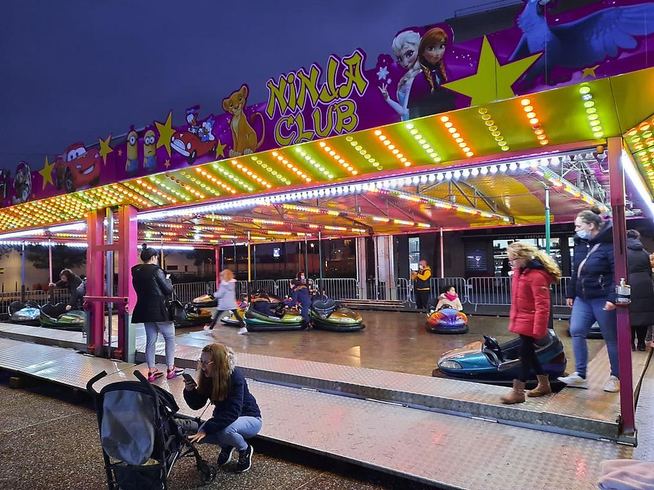 Fête foraine sur la place du Nautilus dans le quartier des Hauts-de-Cergy, 15 décembre - voir en plus grand : (fenêtre modale)