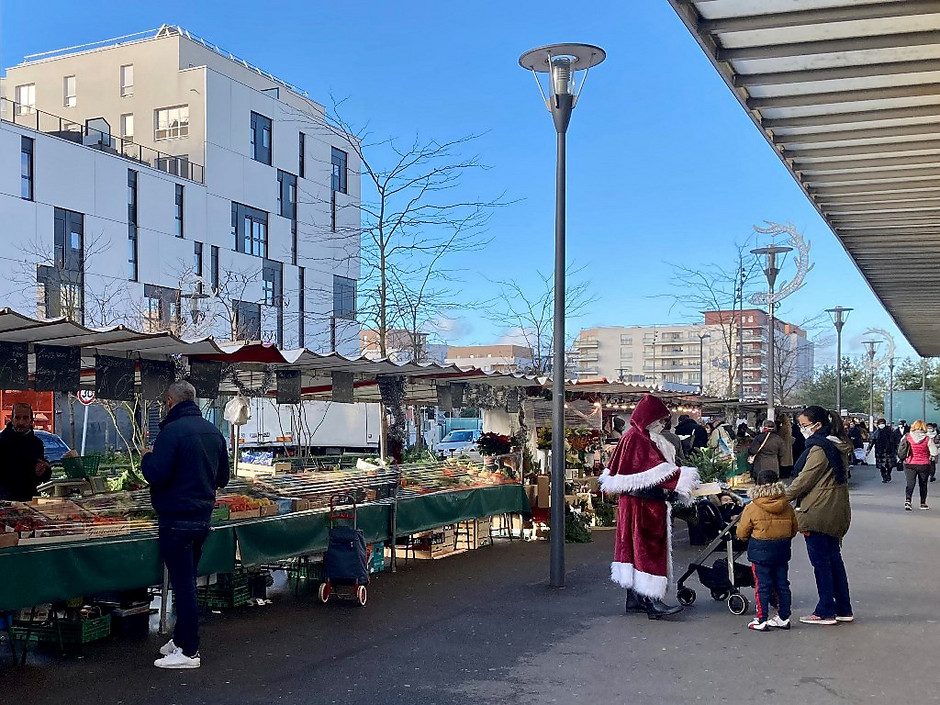 Animation de noël sur le marché des Hauts-de-Cergy, 20/12/2020 - voir en plus grand : (fenêtre modale)