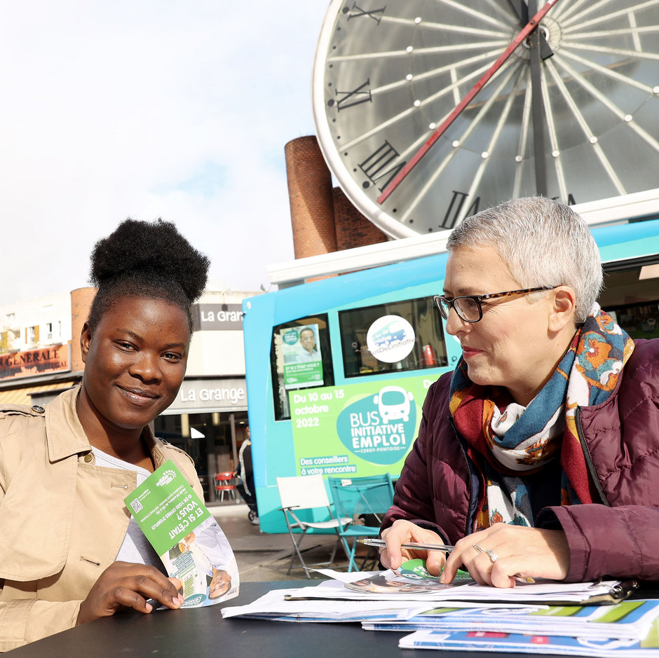 Le bus initiative emploi, samedi 15 octobre dans le quartier de l'Horloge - voir en plus grand : (fenêtre modale)