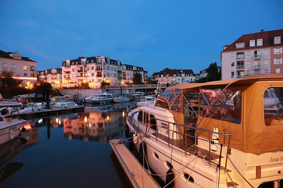Voyagez au cœur de la ville, Port Cergy de nuit, juillet-août - voir en plus grand : (fenêtre modale)