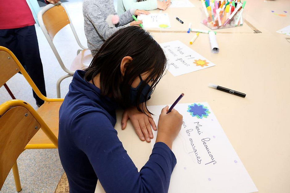 Distribution de masques à l'école chemin Dupuis, novembre 2020 - voir en plus grand : (fenêtre modale)