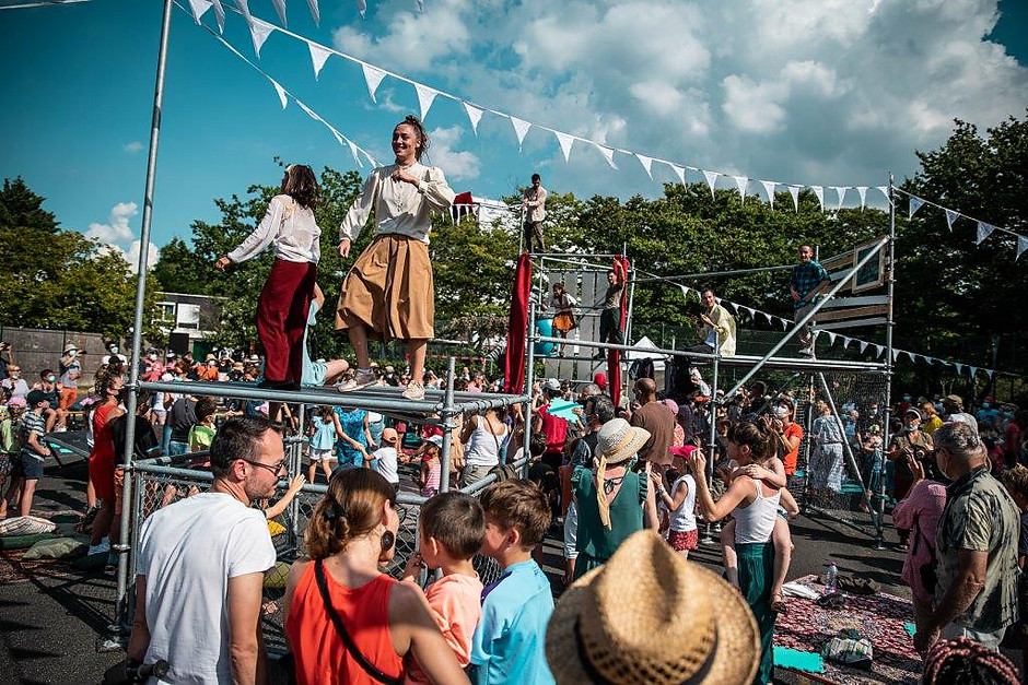 Cergy Soit ! Rendez-vous #2, Compagnie Dyptik dans la cour de l'école élémentaire des Touleuses, 5 septembre - voir en plus grand : (fenêtre modale)