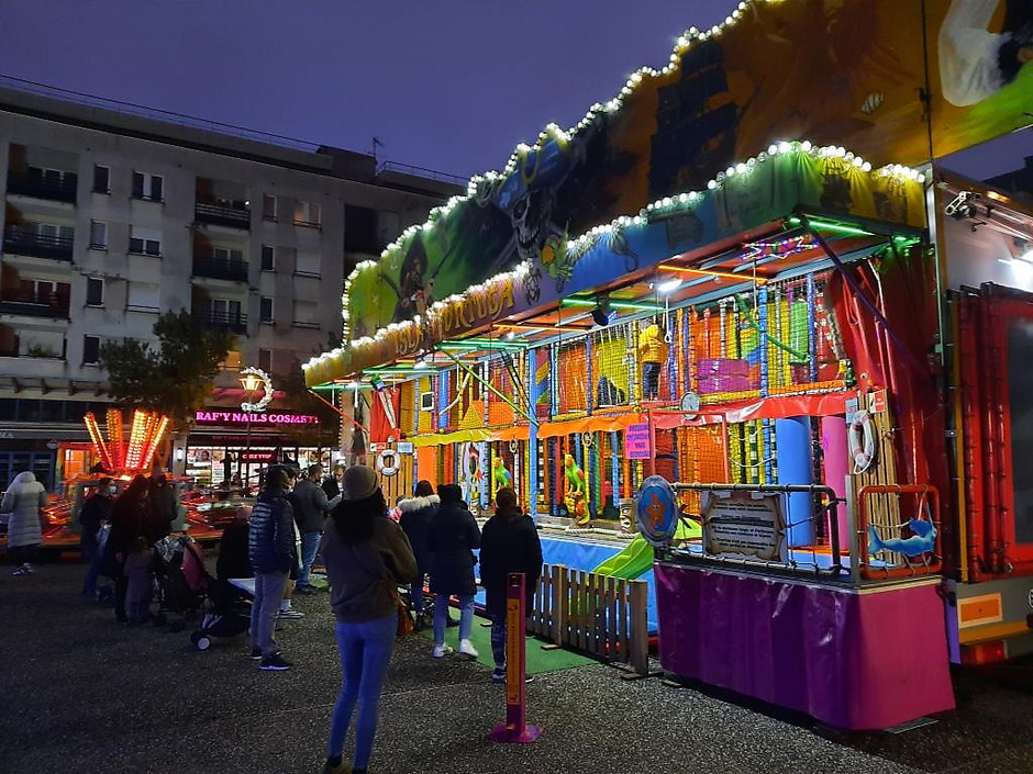 Fête foraine sur la place du Nautilus dans le quartier des Hauts-de-Cergy, 15 décembre - voir en plus grand : (fenêtre modale)