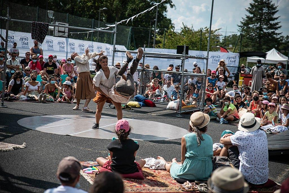 Cergy Soit ! Rendez-vous #2, Compagnie Dyptik dans la cour de l'école élémentaire des Touleuses, 5 septembre - voir en plus grand : (fenêtre modale)