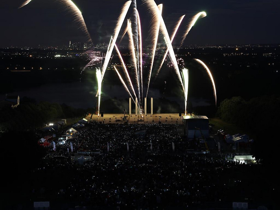 Feu d'artifice "explosif circus" pour les 50 ans de Cergy, à l'Esplanade de Paris. - voir en plus grand : (fenêtre modale)