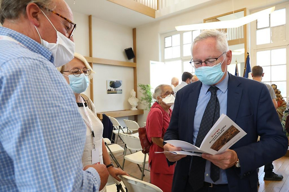 Journées européennes du patrimoine, inauguration de la statue saint Christophe à la mairie du Village avec le maire Jean-Paul Jeandon - voir en plus grand : (fenêtre modale)