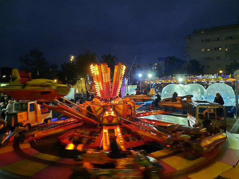 Fête foraine sur la place du Nautilus dans le quartier des Hauts-de-Cergy, 15 décembre - voir en plus grand : (fenêtre modale)