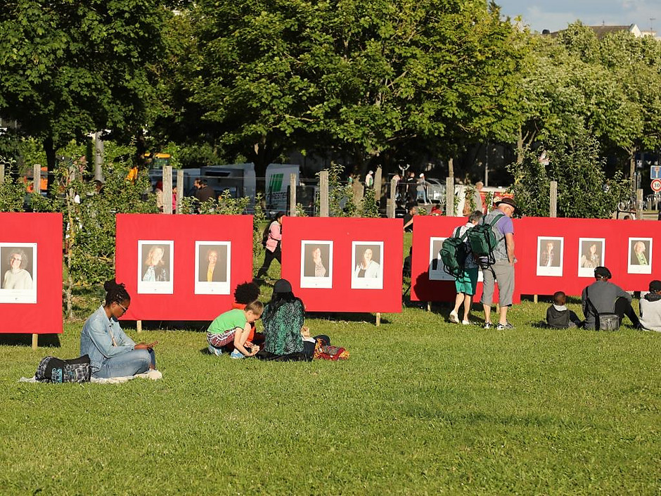 Exposition "Cergy, un féminin singulier", à l'Esplanade de Paris pour Cergy en fête. - voir en plus grand : (fenêtre modale)