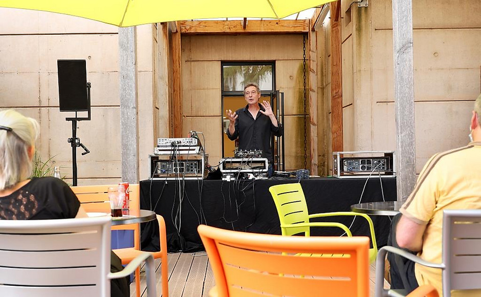 Terrasses Musicales- prestation de Thierry Arnold le 23 juin 2022 à la médiathèque de l'Horloge - voir en plus grand : (fenêtre modale)