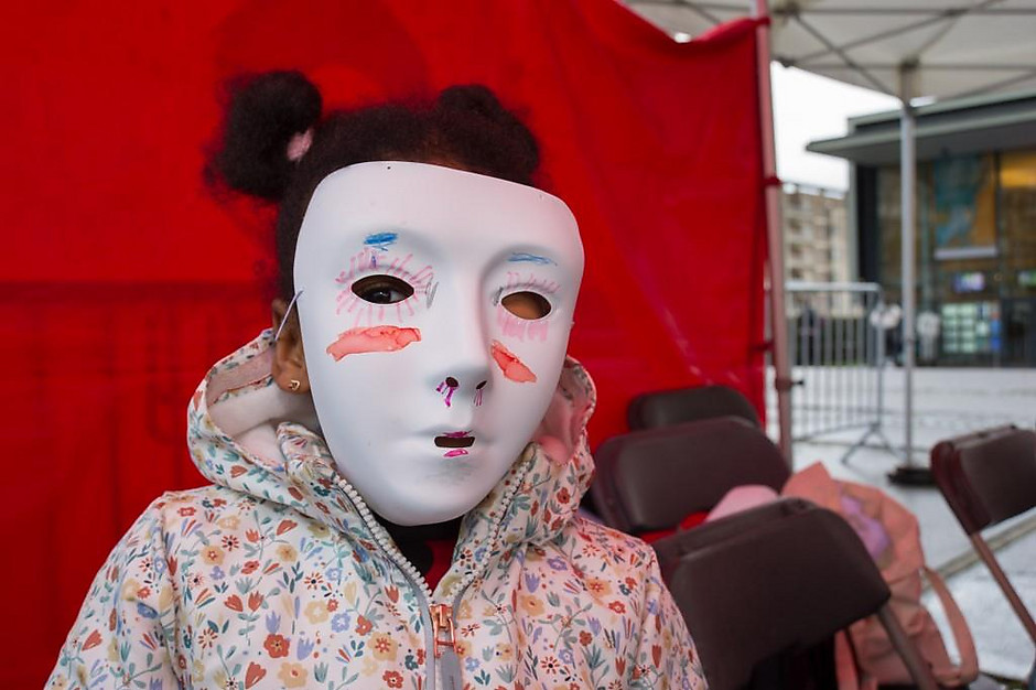 Les commerçants fêtent Halloween sur la place des Trois Gares, 31 octobre - voir en plus grand : (fenêtre modale)
