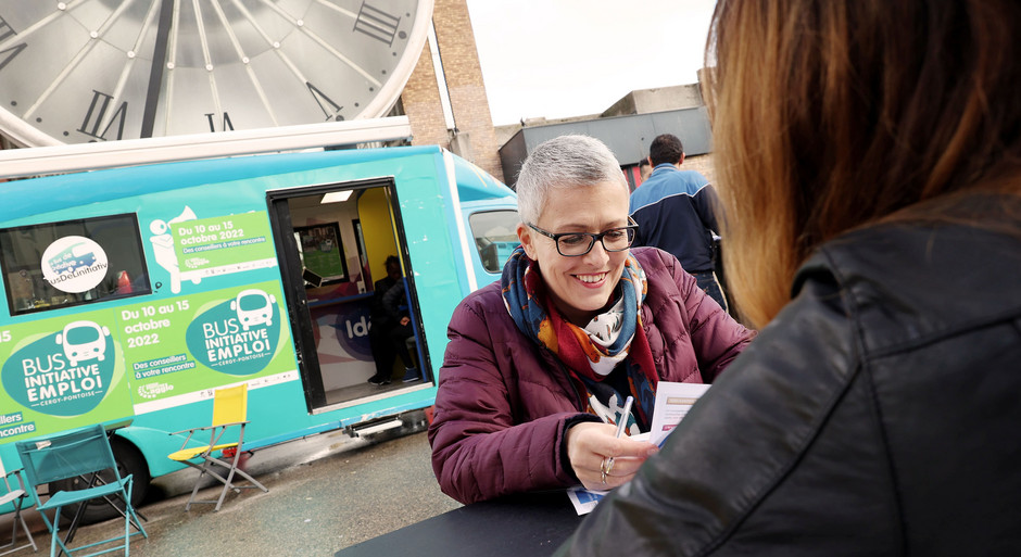 Le bus initiative emploi, samedi 15 octobre dans le quartier de l'Horloge - voir en plus grand : (fenêtre modale)