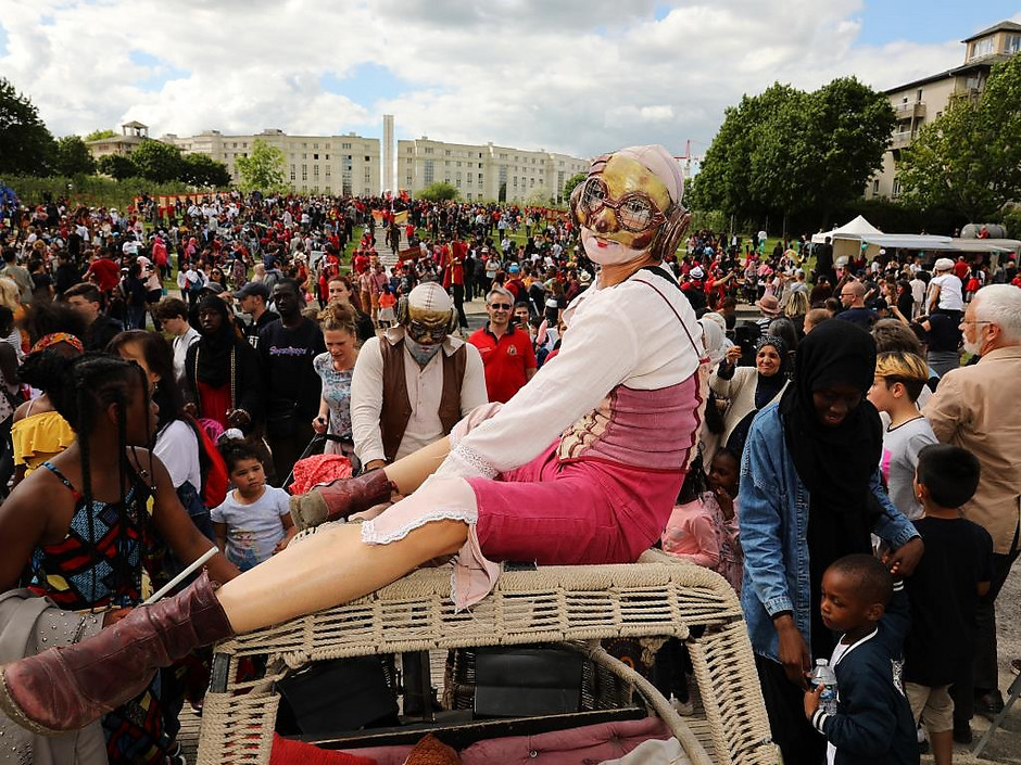 L'Esplanade de Paris en fête. - voir en plus grand : (fenêtre modale)