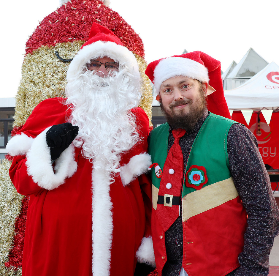 Place à la fête et au marché de Noël sur la place des Touleuses, 17 décembre - voir en plus grand : (fenêtre modale)
